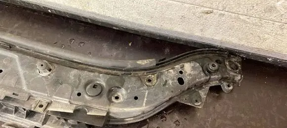 Renault Megane II Radiator support slam panel bracket