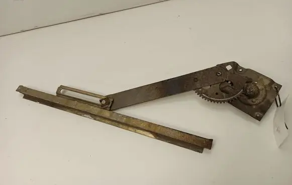 Rear door manual window regulator