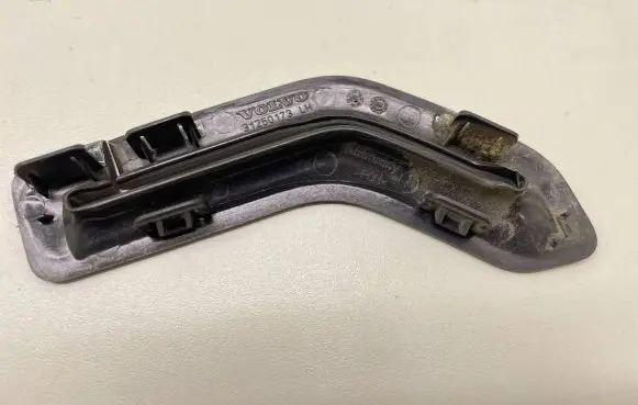 Volvo V50 Seat belt trim 31250173