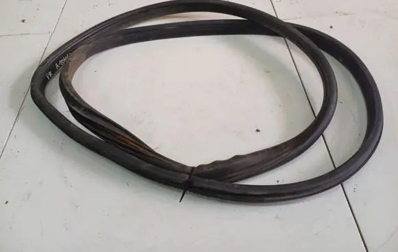 Opel Astra H Rubber seal front coupe door 