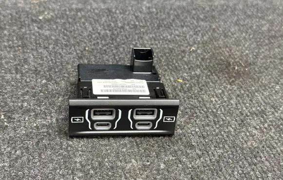 Jeep Grand Cherokee WL USB socket connector P68487349AB T0361D6115 53466960