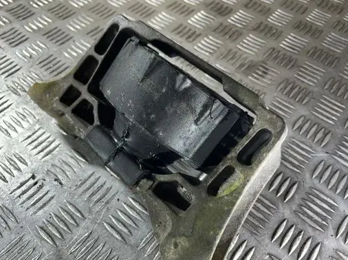 Volvo V50 Engine mount bracket 7M516F012YB 7M516F012