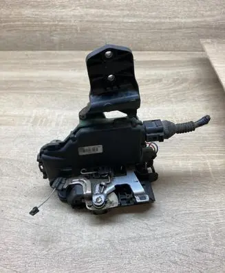 Volkswagen PASSAT B5 Rear door lock Y3B4839016M