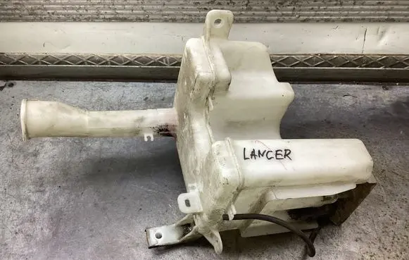 Mitsubishi Lancer Windshield washer fluid reservoir/tank HLC37052 E1101504