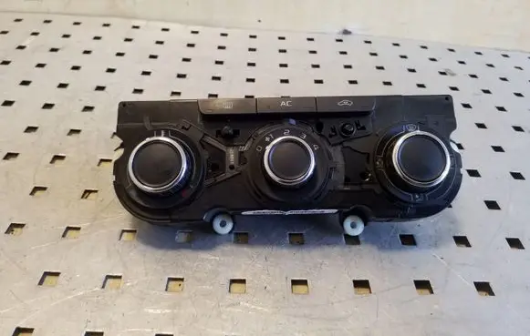 Skoda Octavia Mk2 (1Z) Climate control unit 3T0820047AB