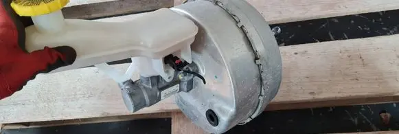 Brake fluid reservoir