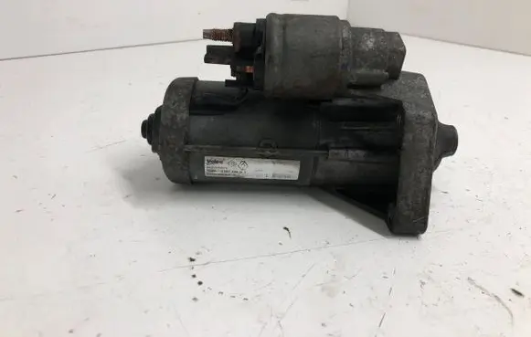Opel Vivaro Starter motor 233000106R 25B51167M