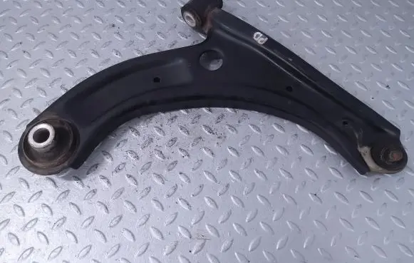 Suzuki Swift III Front lower control arm/wishbone 4520153R01