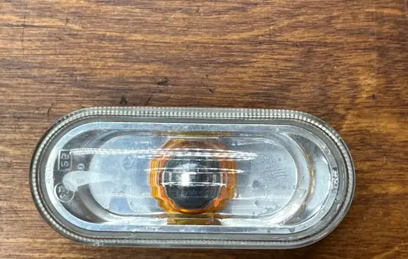 Front fender indicator light