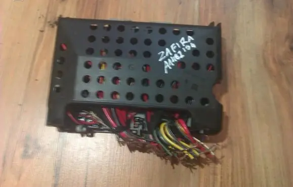 Opel Zafira A Fuse box set 24412497