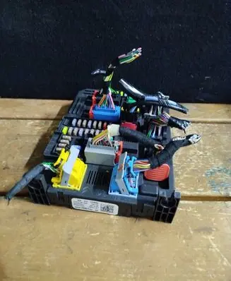 Peugeot 208 Fuse module 9830708180