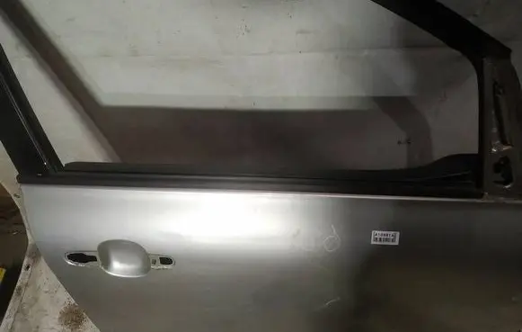 Toyota Avensis Verso Front door glass trim molding 