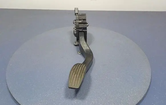 Accelerator throttle pedal