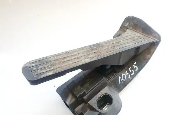 Accelerator throttle pedal