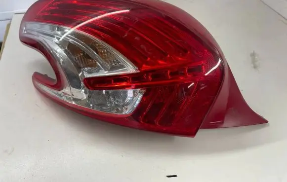 Peugeot 208 Tailgate rear/tail lights