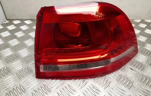 Volkswagen Touareg II Rear/tail lights 7P6945096B