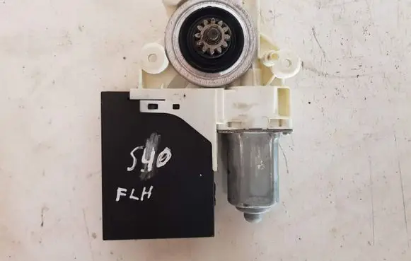 Volvo S40 Front door window regulator motor 30737677