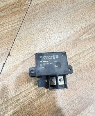 Mercedes-Benz E W211 Charging relay A0025423819 V23132A2001X14