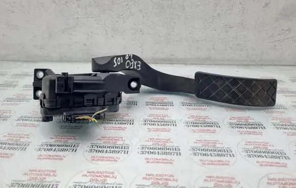 Accelerator throttle pedal