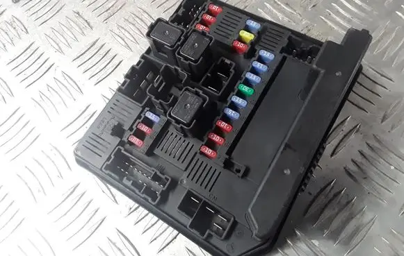Nissan Qashqai Fuse module 284B7JD000