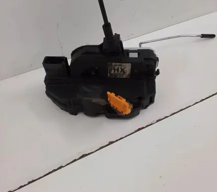 Opel Insignia A Front door lock 13579515
