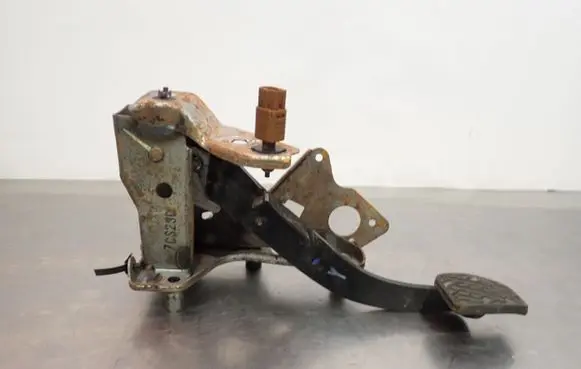 Nissan Juke I F15 Clutch pedal 