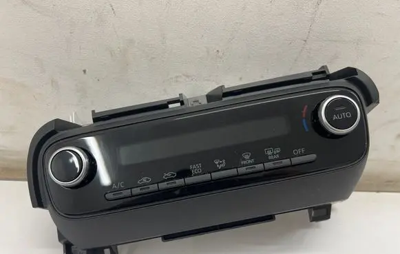 Toyota Yaris XP210 Climate control unit 55900K0260