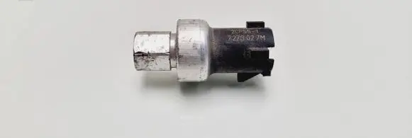 Dodge RAM 1500 DR Air conditioning (A/C) pressure sensor 2CP551 7273027M
