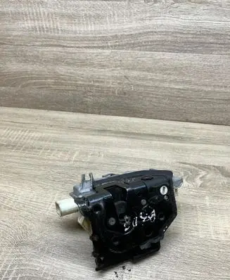 Volkswagen PASSAT B6 Rear door lock 3C4839016A
