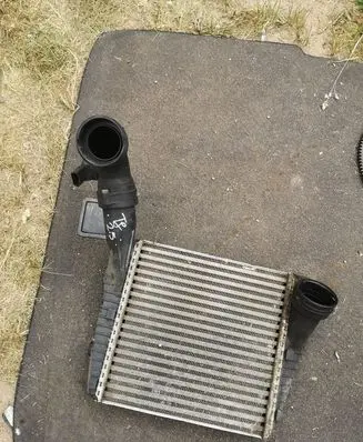 Volkswagen Touareg I Intercooler radiator 8ML376729561