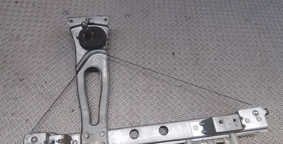 Rear door manual window regulator