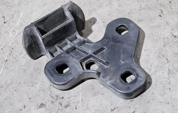 BMW 7 E38 Front bumper mounting bracket 8230514