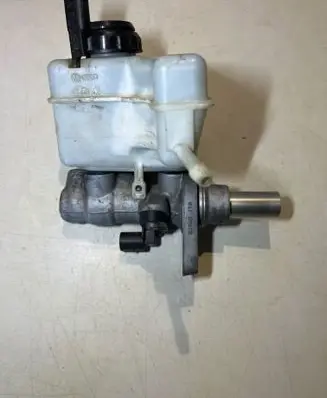 Volkswagen Tiguan Master brake cylinder 5N0945459A 3C1611301 026W3JT8