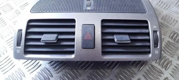 Toyota Avensis T270 Dash center air vent grill 531111a430 53111-1a430