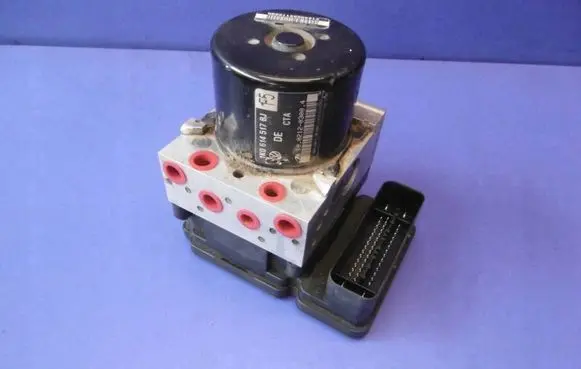 Volkswagen Golf VI ABS Pump 1K0907379AN 1K0614517BJ