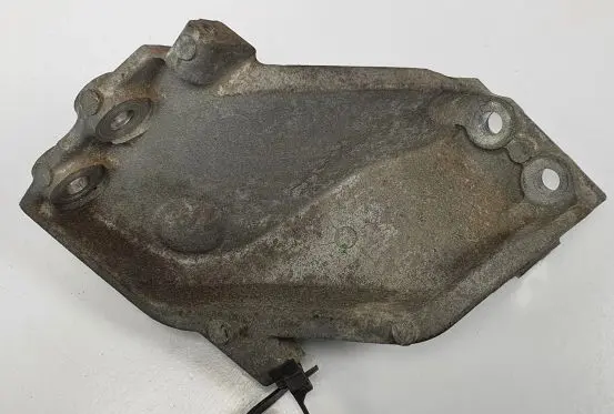 Nissan Primera Engine mounting bracket