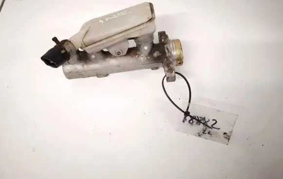 Nissan Quest Master brake cylinder