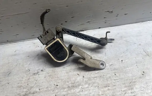 Volvo XC40 Rear air suspension level height sensor 32221477