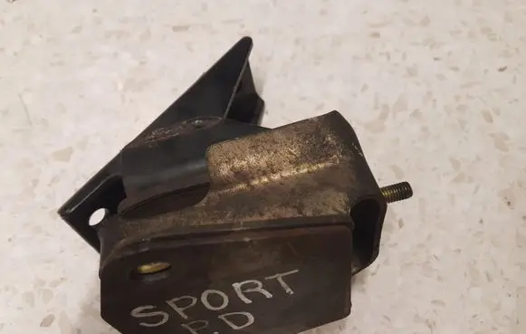 Mitsubishi Pajero Sport I Engine mount bracket MR210868