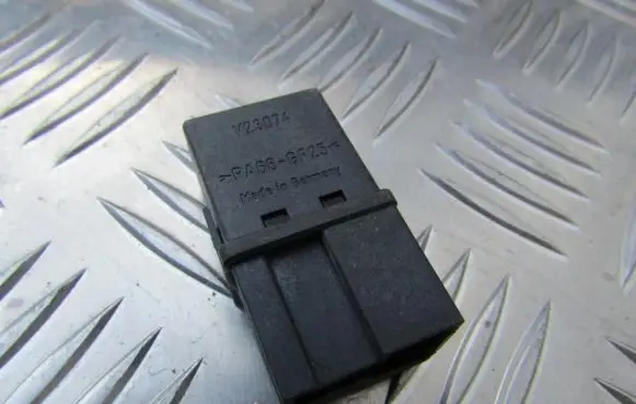 Volvo S40, V40 Other relay MB953382