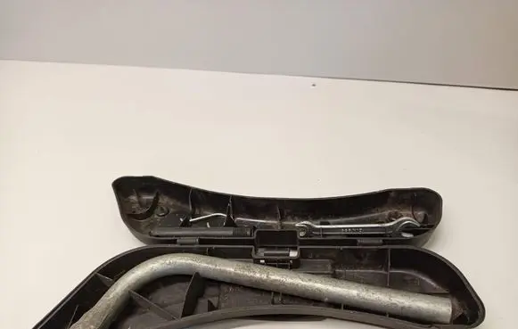 Audi A4 S4 B6 8E 8H Tool box 8E0012111