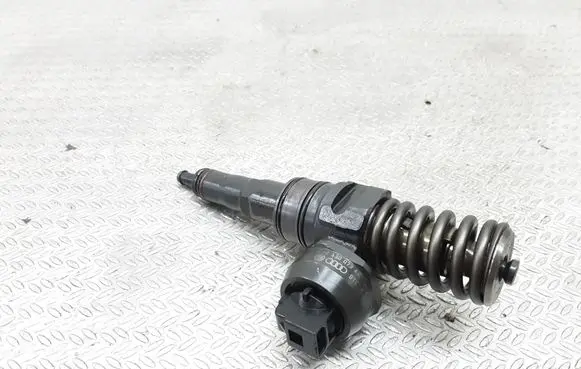 Volkswagen Golf IV Fuel injector 0414720215 038130073AG