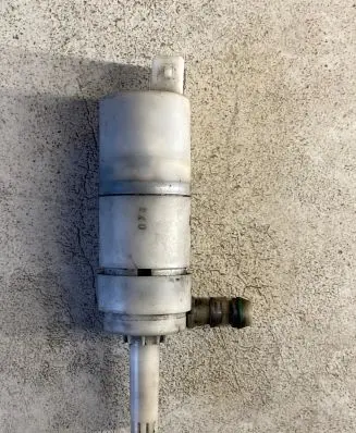 Volvo XC90 Headlight washer pump 