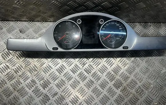 Volkswagen PASSAT B7 Speedometer (instrument cluster) 3aa920