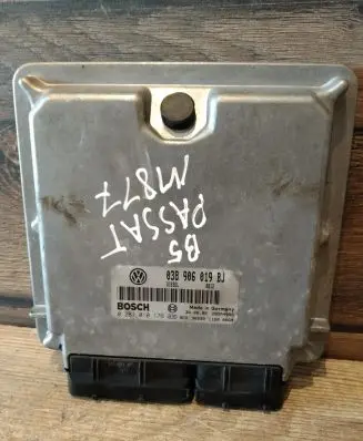 Volkswagen PASSAT B5 Engine control unit/module 038906019BJ 0281010176