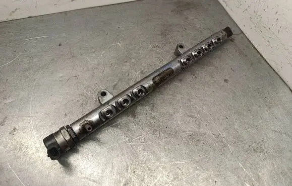 Volvo V70 Fuel main line pipe 0281002990 0445215025