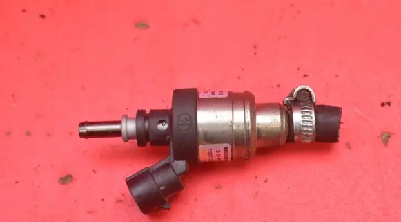 Volkswagen Golf V Fuel injector 67R-010213