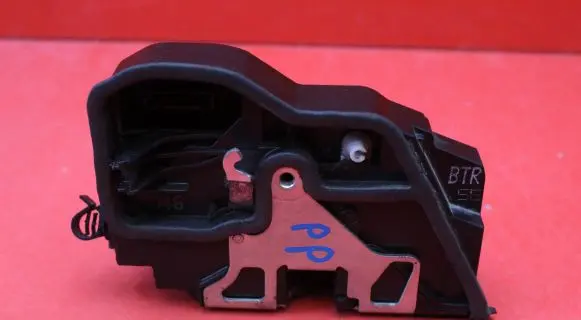 BMW X5 E70 Front door lock 7202146