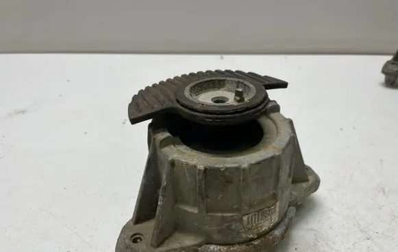 Mercedes-Benz C W204 Engine mount bracket A2042404217