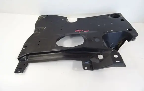 Mazda 3 III Engine splash shield/under tray BJS7561Z1